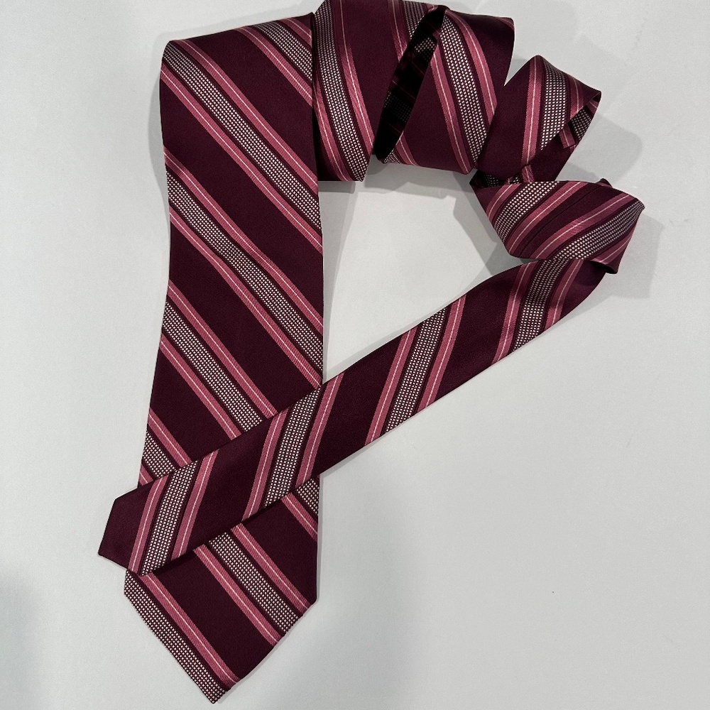 Men's MICHAEL KORS classic neck tie.